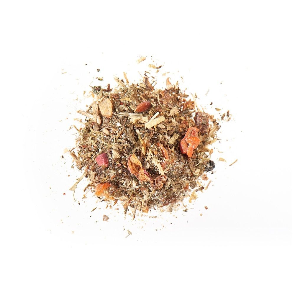 Haufen aus getrockneten Kräutern und Gemüse. Verschiedene Farben und Texturen sind sichtbar. Top-Ansicht auf weißem Hintergrund.