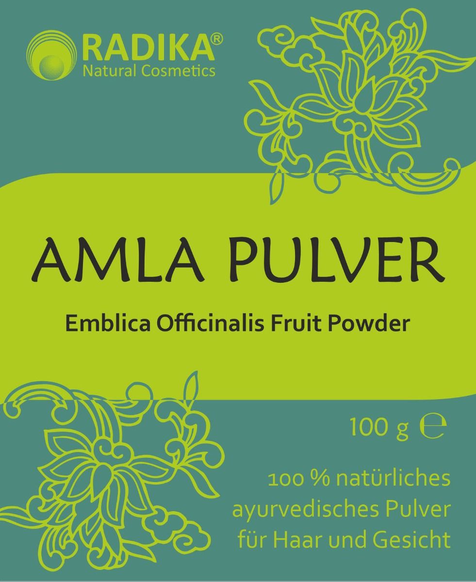 Grünes Etikett mit Text: Amla Pulver, Emblica officinalis. Logo: Radika Natural Cosmetics. Aufdruck: 100 g. 100% natürliches ayurvedisches Pulver.