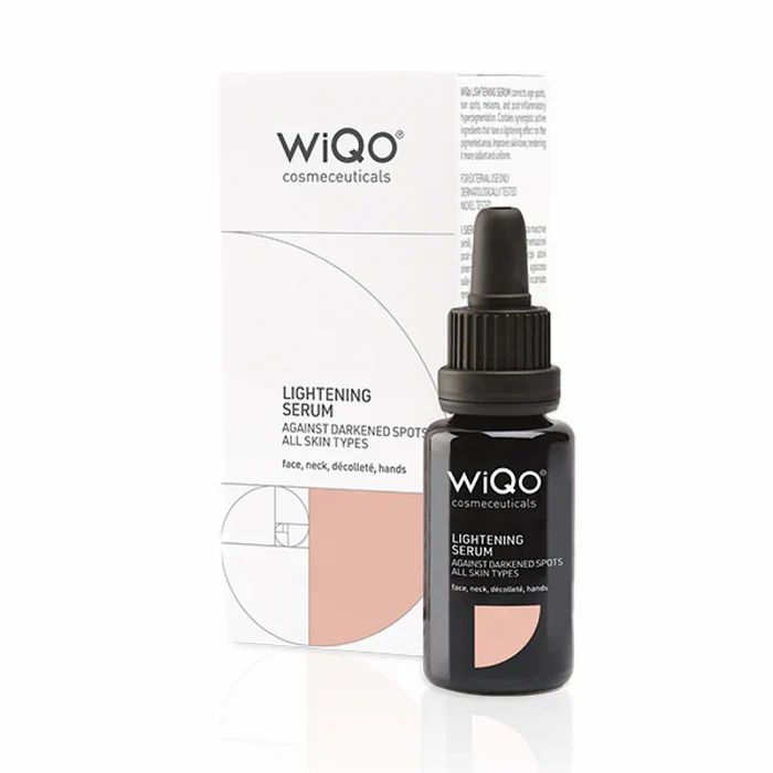 Schwarze Flasche mit Tropfer und Verpackung. Aufschrift: WiQo Lightening Serum gegen dunkle Flecken. Für alle Hauttypen.