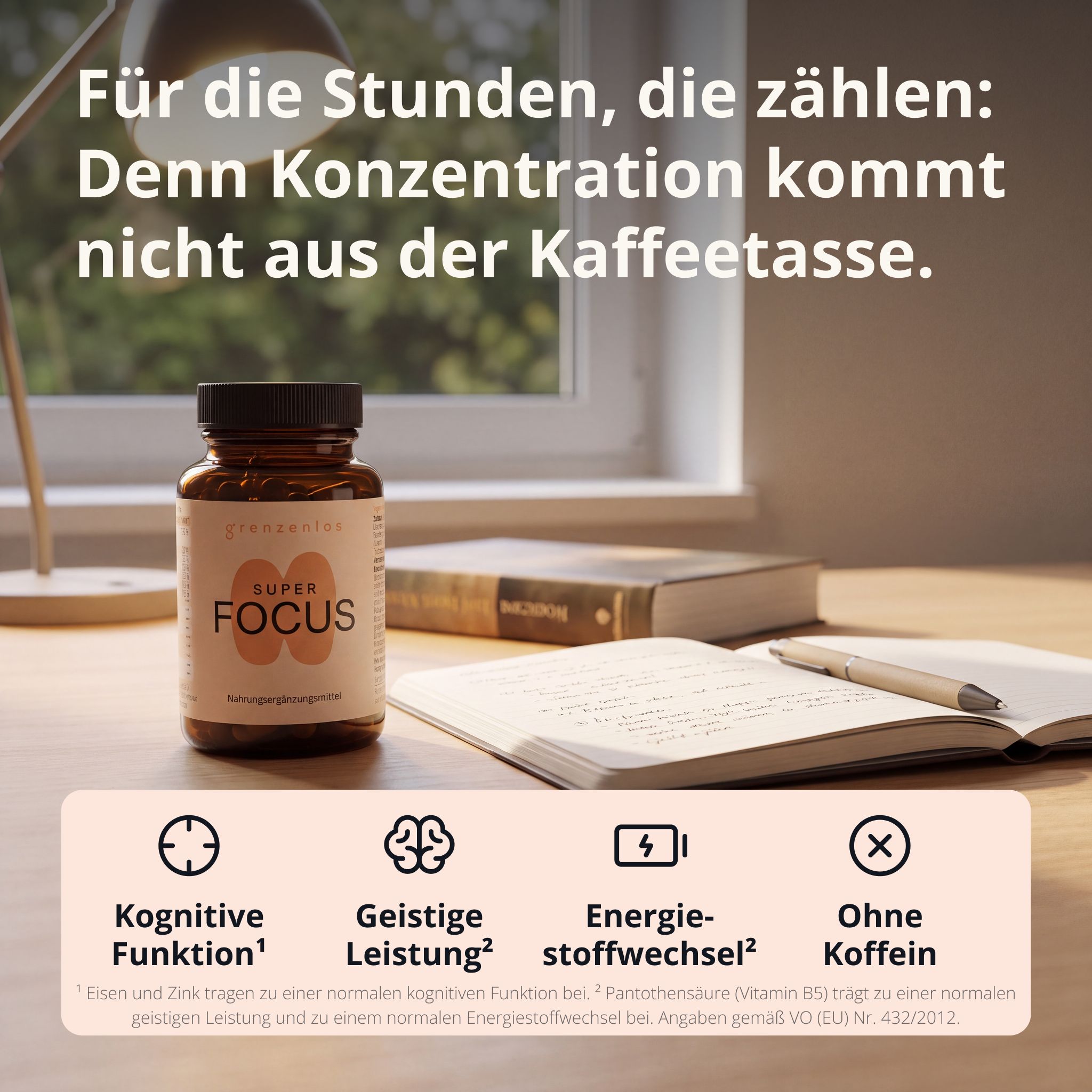 Flasche 'grenzenlos SUPER FOCUS' auf einem Schreibtisch neben Büchern und Notizblöcken.