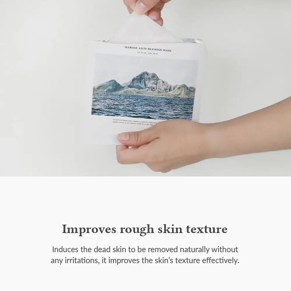 Hände halten eine Gesichtsmaske. Maske mit Landschaftsmotiv. Text: Marine Anti-Blemish Mask. Marke: Dr. Althea.