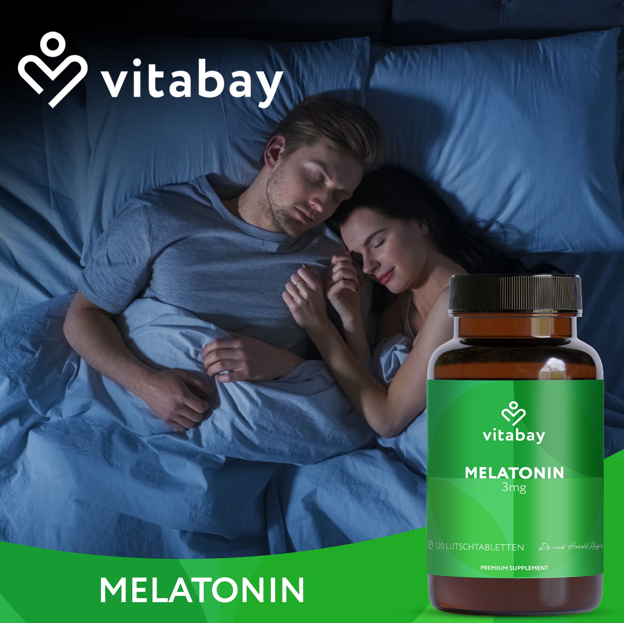 Paar schläft im Bett. Braune Glasflasche mit grünem Etikett. Enthält Melatonin 3mg. Marke Vitabay.