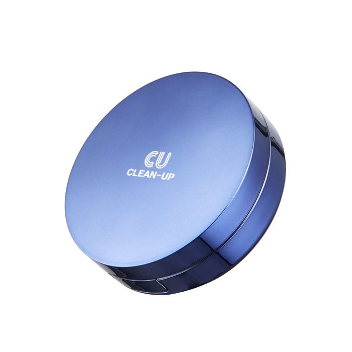Blaues, rundes Kosmetik-Etui mit "CU CLEAN-UP"-Schriftzug. Glänzende Oberfläche. Geschlossener Zustand.