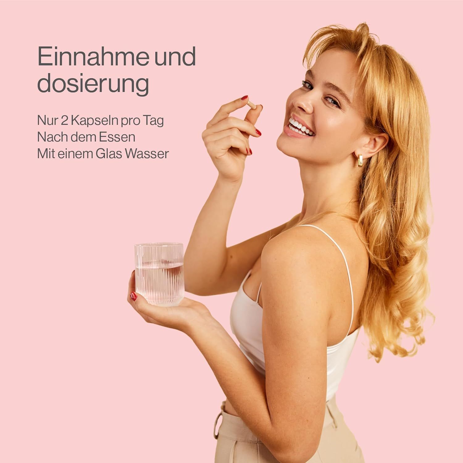 Frau nimmt Kapsel mit Glas Wasser. Beschriftung: Nur 2 Kapseln pro Tag, Nach dem Essen, Mit einem Glas Wasser.
