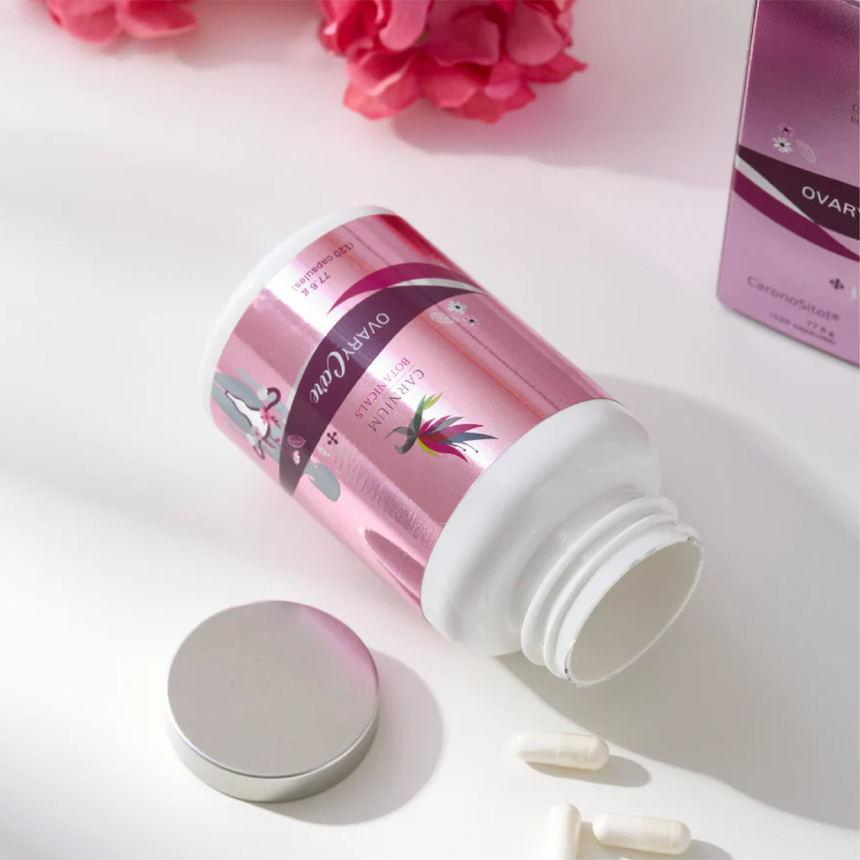 Flasche Ovary Care Kapseln von Carnium Botanicals, liegend mit Kapseln.