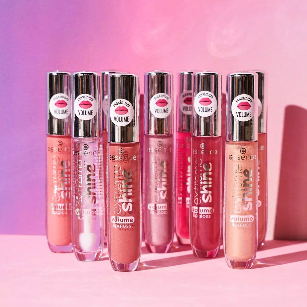 Mehrere Lipgloss-Tuben nebeneinander. Verschiedene Farben. Aufschrift „extreme shine volume lipgloss“ und „VOLUME“.