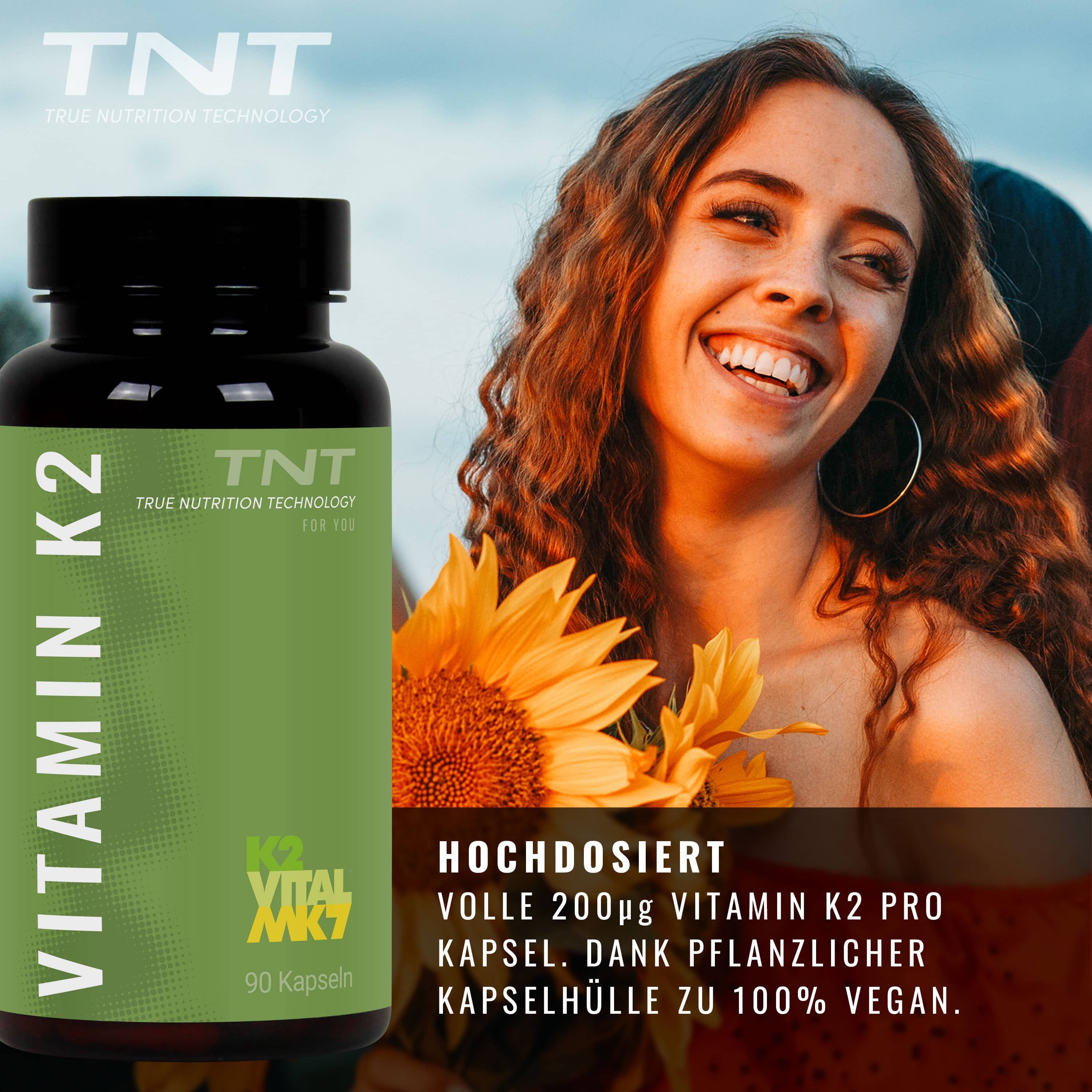 Frau mit Sonnenblume und Flasche Vitamin K2. Text: Hochdosiert, 100% vegan.