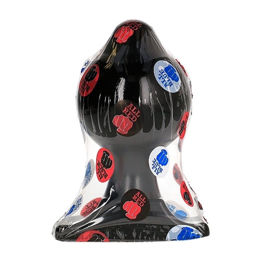 Schwarzer Analplug, verpackt in Folie. Rote, blaue und weiße Aufkleber mit Text und Faust-Symbol.