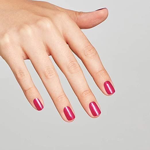 Hand mit lackierten Nägeln. Nägel mit pinkfarbenem Nagellack.