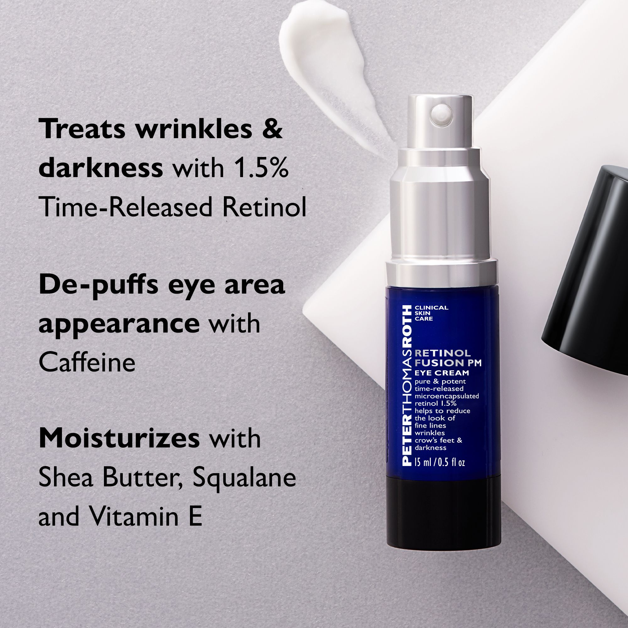 Blau-silberne Flasche mit Text. Text: Behandelt Falten & Dunkelheit mit 1,5% Retinol. De-Puffs Augenbereich mit Koffein. Befeuchtet mit Shea Butter, Squalane & Vitamin E.