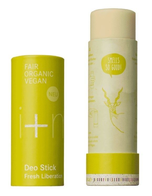 Zwei Deo-Sticks. Einer mit Aufschrift "i+m", "Fair Organic Vegan", "Deo Stick Fresh Liberation". Der andere mit "Smells so good!"