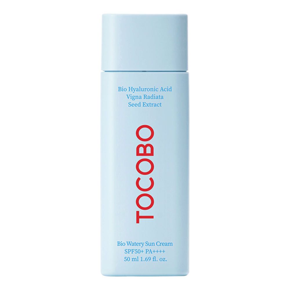 Hellblaue Flasche mit rotem TOCOBO-Logo. Text: Bio Watery Sun Cream SPF50+ PA++++. Enthält Hyaluronsäure und Vigna Radiata-Extrakt.