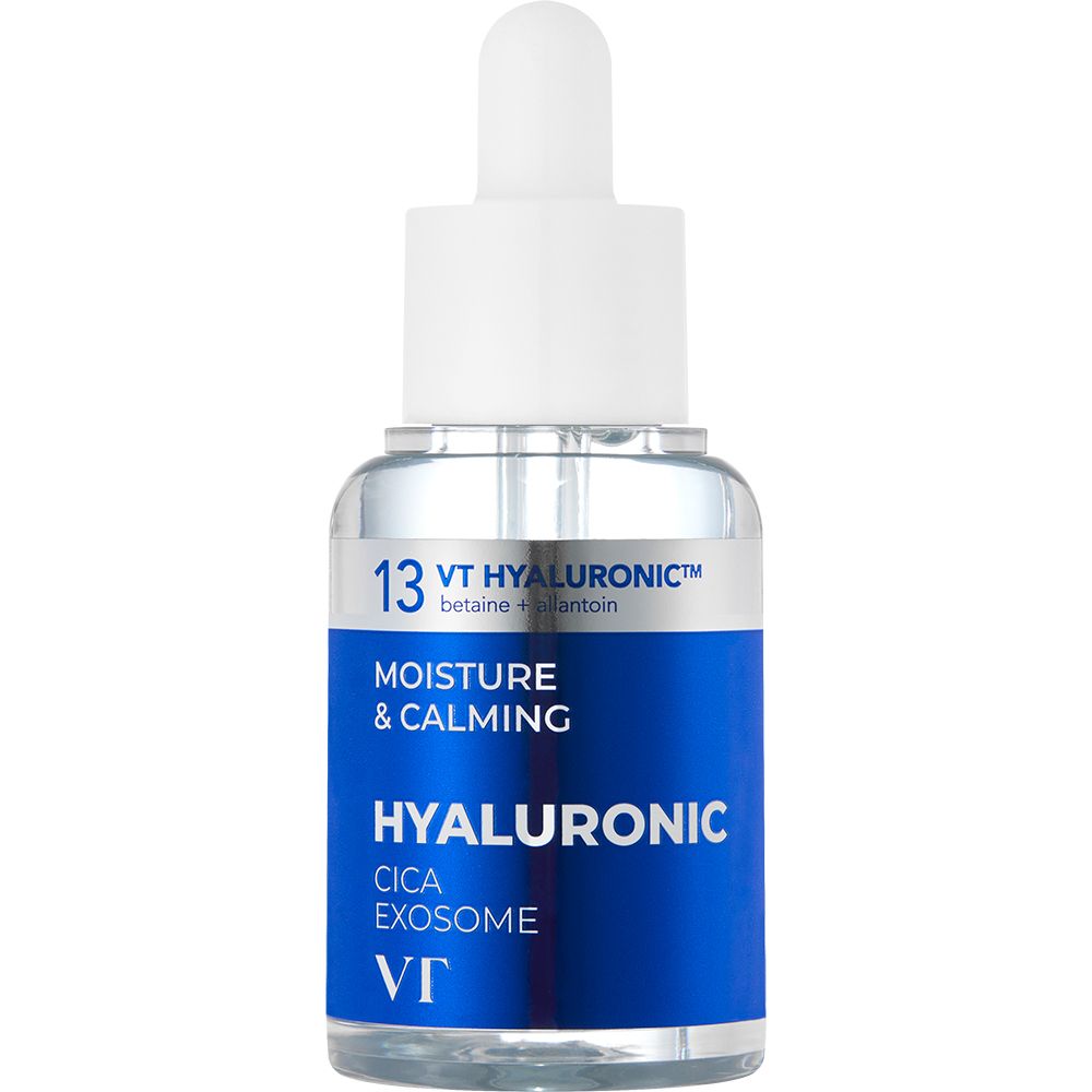 Serumflasche mit blauem Etikett. Text: Hyaluronic Cica Exosome, VT. Weißer Hintergrund.