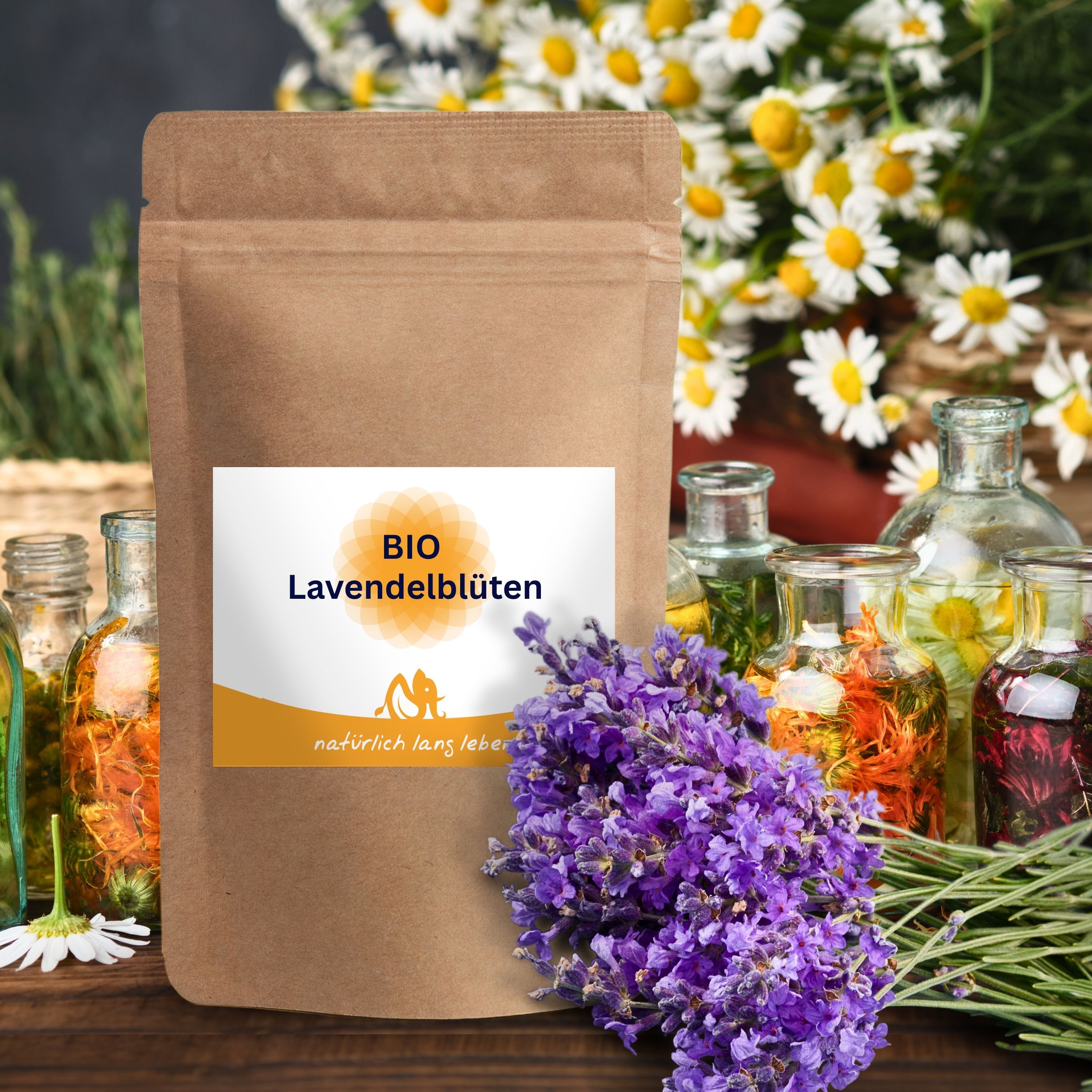 Braune Papiertüte mit BIO Lavendelblüten-Etikett, umgeben von Lavendel und Kräutern.
