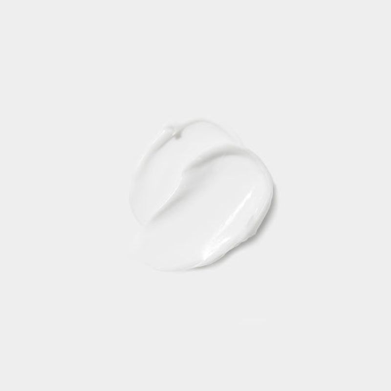Klecks weiße Creme auf weißem Hintergrund. Die Creme ist glatt und glänzend.
