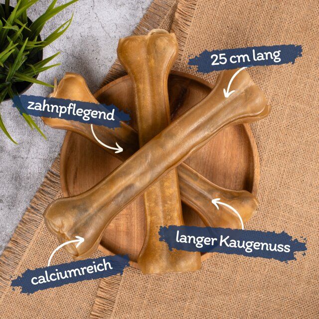 Kauknochen auf Holztablett. Beschriftungen: calciumreich, 25 cm lang, langer Kaugenuss, zahnpflegend.