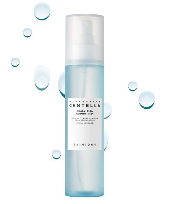 Blau-transparente Sprühflasche mit weißem Etikett. Text: MADAGASCAR CENTELLA, HYALU-CICA Cloudy Mist, SKIN1004.