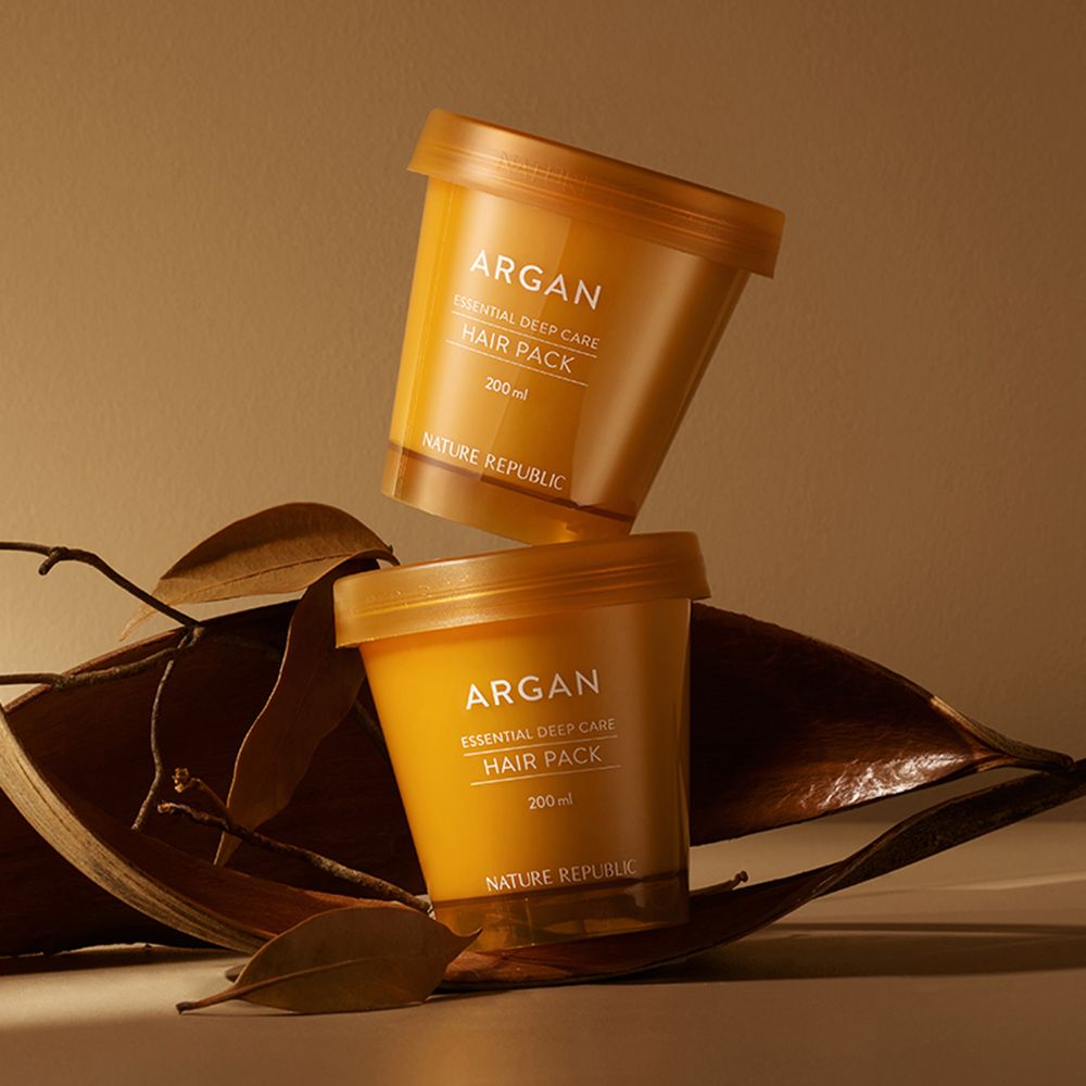 Zwei Behälter mit Aufschrift ARGAN, ESSENTIAL DEEP CARE HAIR PACK, 200 ml. Marke NATURE REPUBLIC. Braune Farbe.