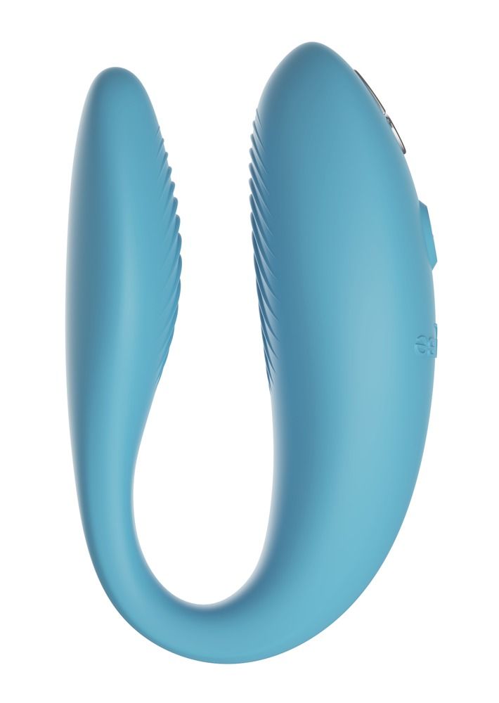 Türkisfarbener We-Vibe Sync Go. U-förmiges Design mit geriffelten Oberflächen. Auf weißem Hintergrund.