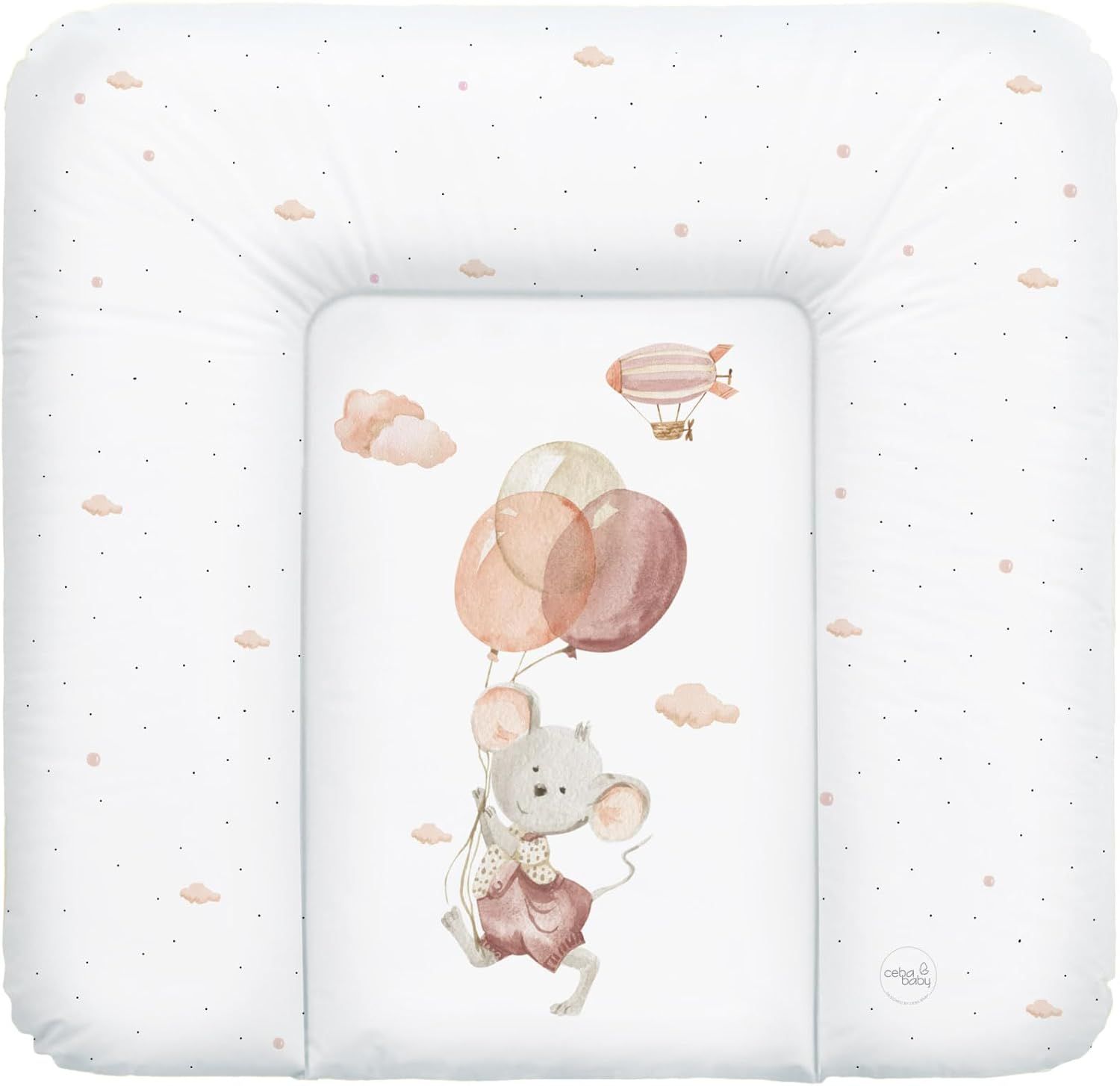 Weiße Wickelauflage mit rosa Akzenten und Illustrationen von Wolken, Ballons und einer Maus. Quadratische Form.