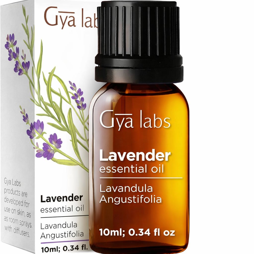 Gya Labs Lavendel ätherisches Öl. Braune Glasflasche mit schwarzem Deckel. Etikett: Lavendel, Lavandula Angustifolia, 10ml; 0,34 fl oz.