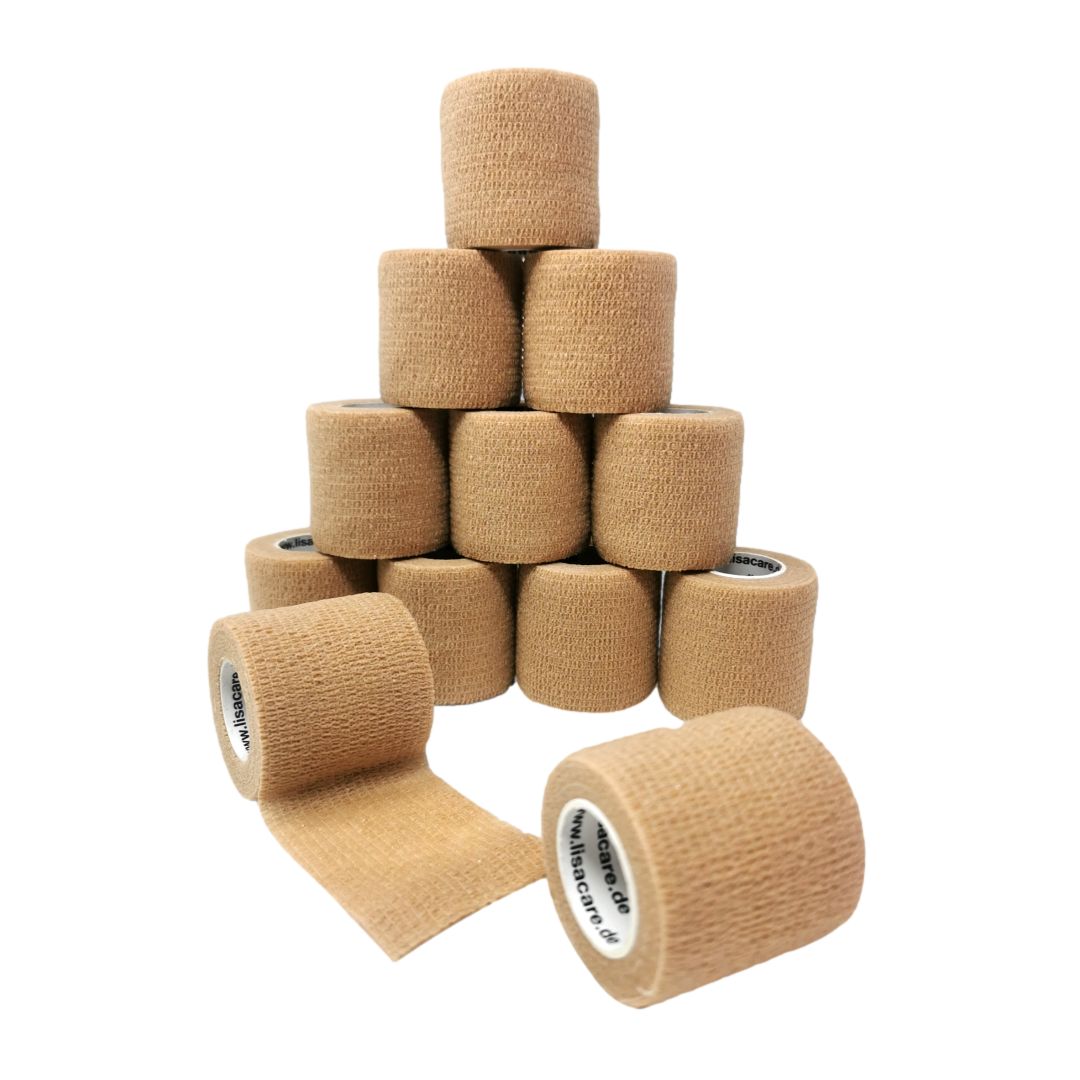 Beige kohäsive Bandagen, gerollt. Einige Rollen abgerollt. Aufschrift: lisacare.de.