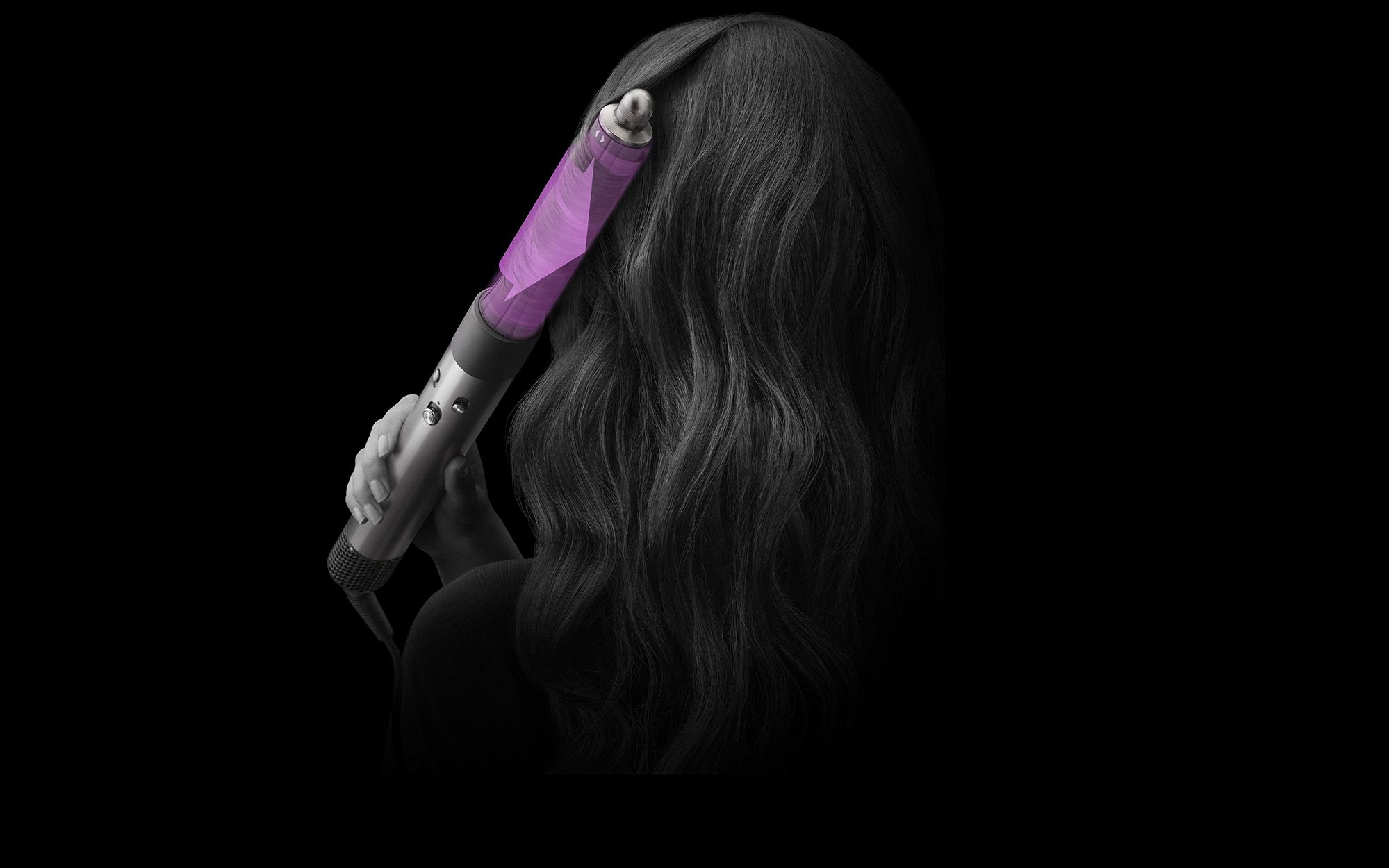 Person hält Haartrockner an Haaren. Schwarzer Hintergrund. Lila Akzent. Haare in Bewegung.
