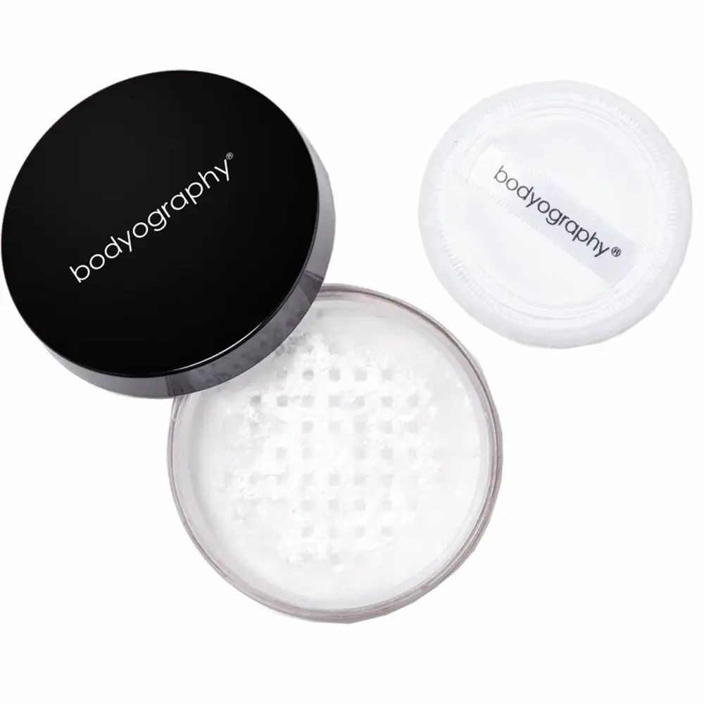 Puder-Dose mit Deckel und Schwamm. Schwarzer Deckel mit weißem Schriftzug Bodyography. Transparenter Puder.
