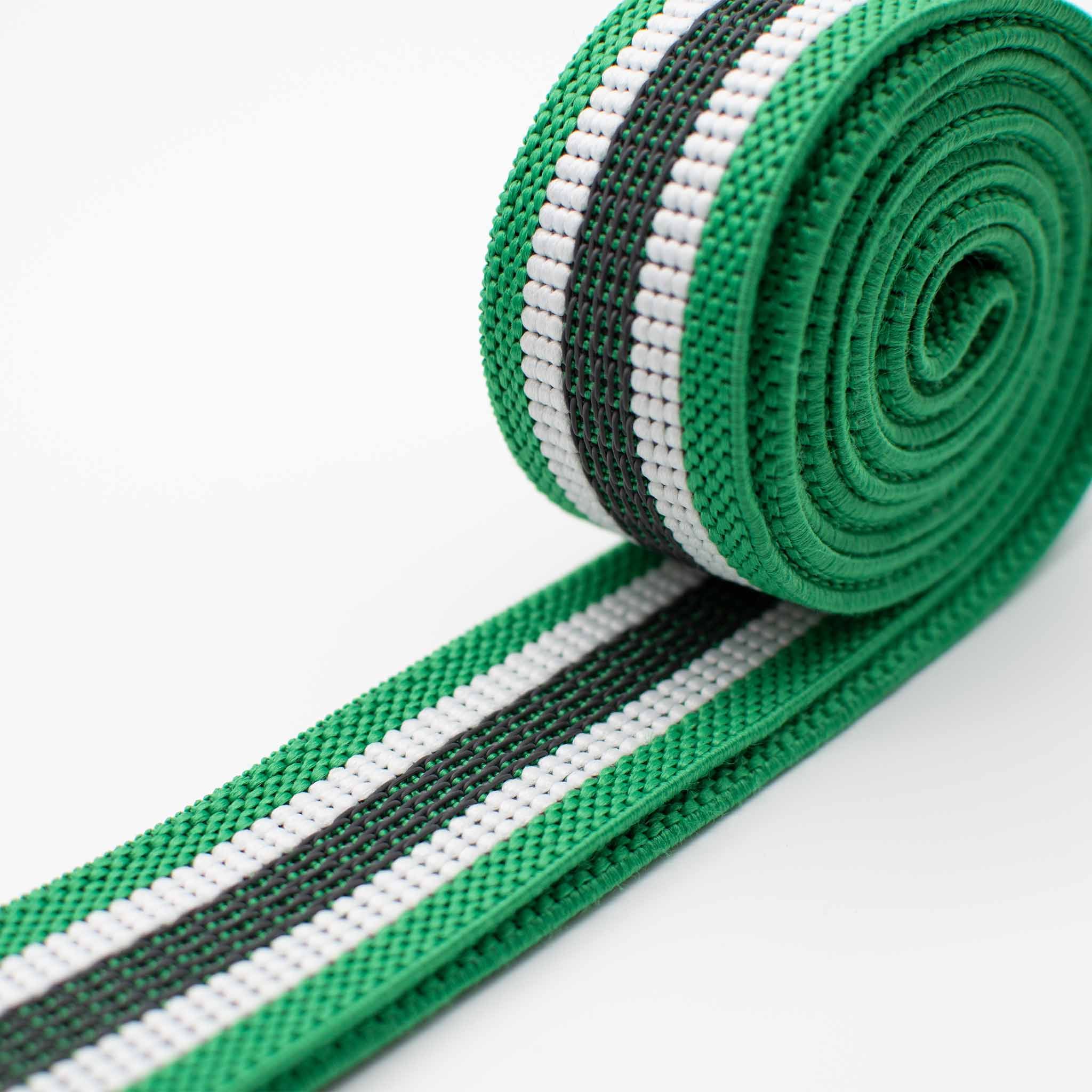 Grünes Textil-Widerstandsband mit weißen und schwarzen Streifen. Aufgerollt, zeigt die Bandbreite und das Material.