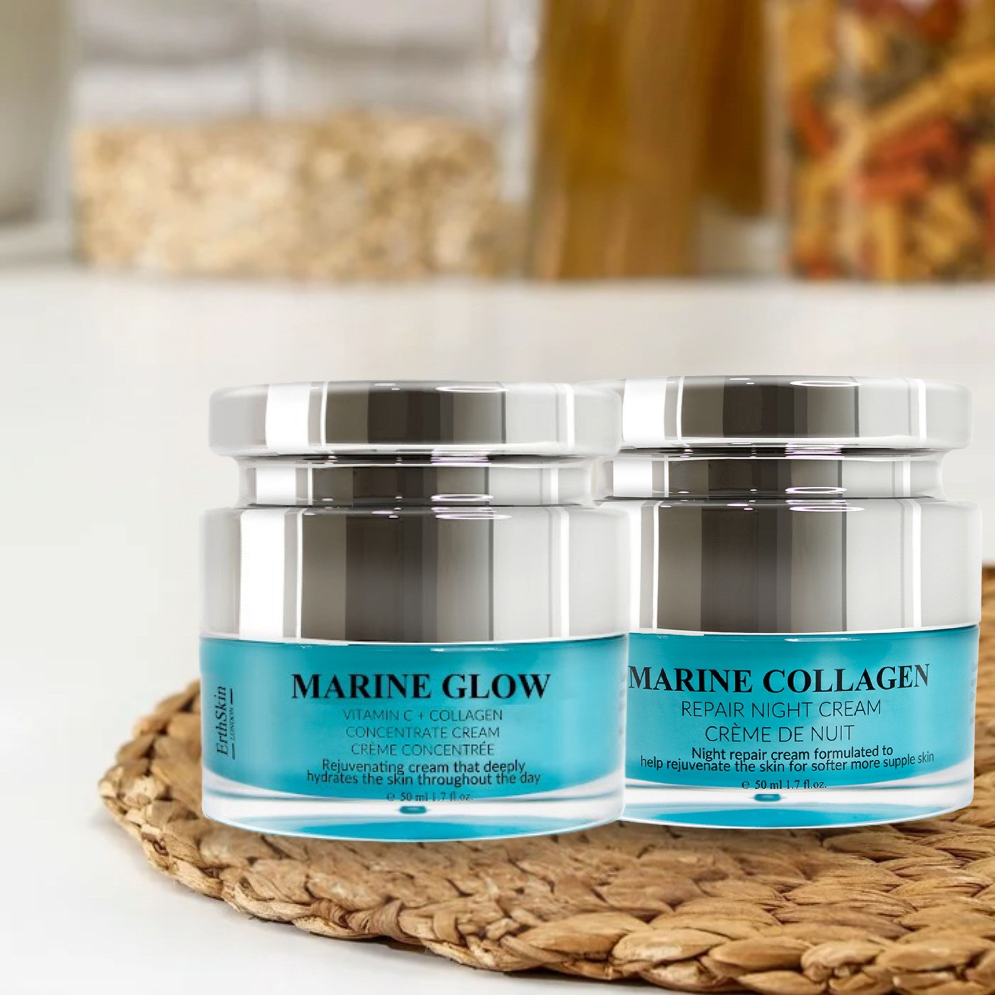 Zwei Tiegel ErthSkin London Creme auf einem Korb. Blaue Gläser mit silbernen Deckeln. Beschriftung: Marine Glow, Marine Collagen.