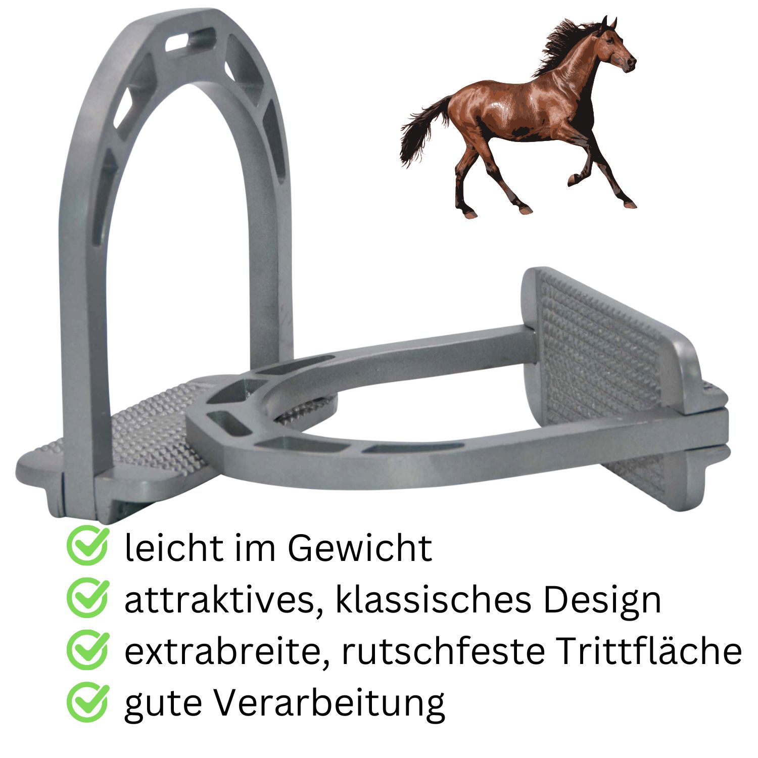 Ein Steigbügel aus Aluminium, silberfarben, mit einem Pferd und Text. Der Steigbügel hat eine breite, rutschfeste Trittfläche.