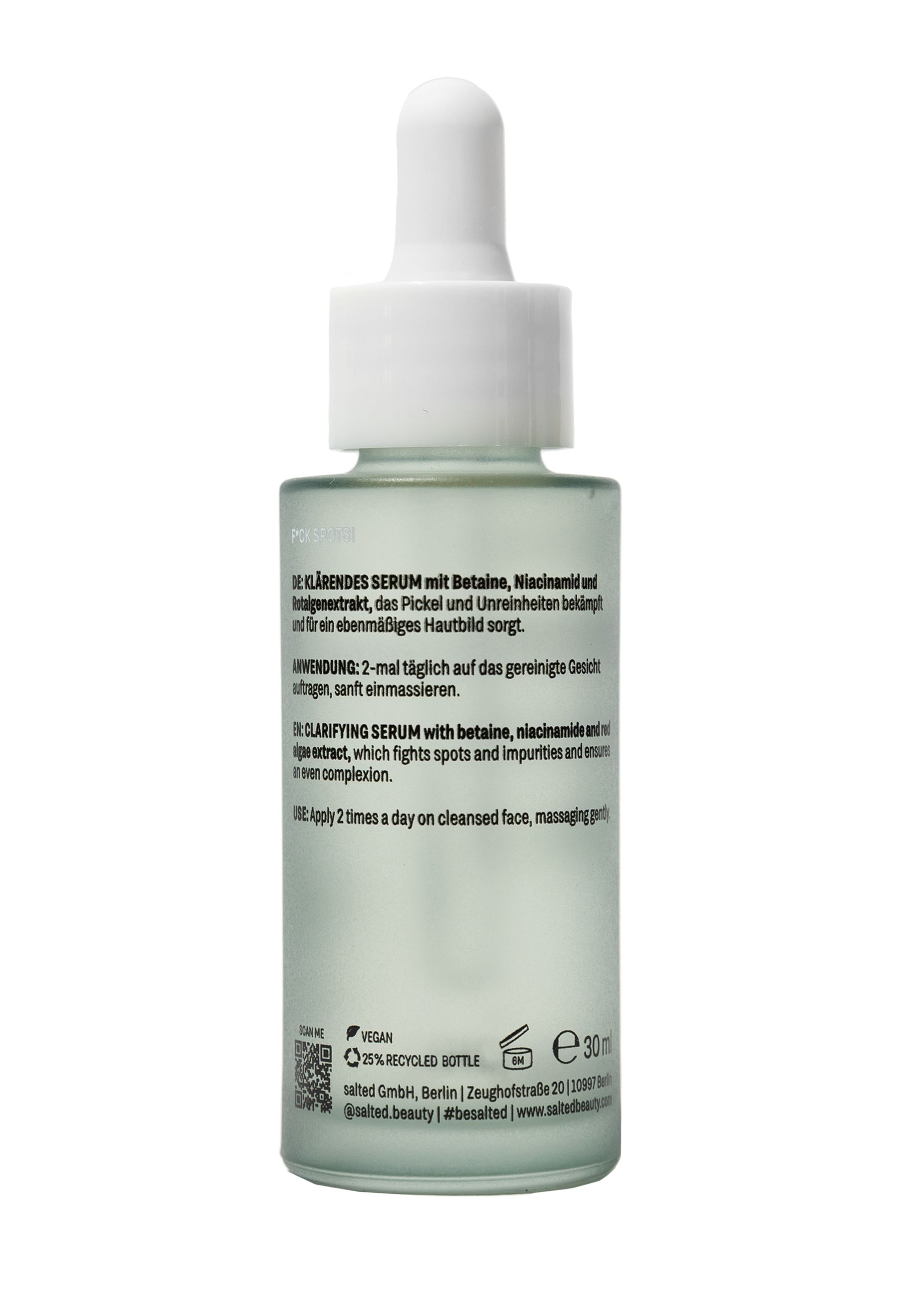 Rückseite einer Serumflasche. Text in Deutsch und Englisch. Enthält Informationen zu Inhaltsstoffen und Anwendung. 25% recycelte Flasche.