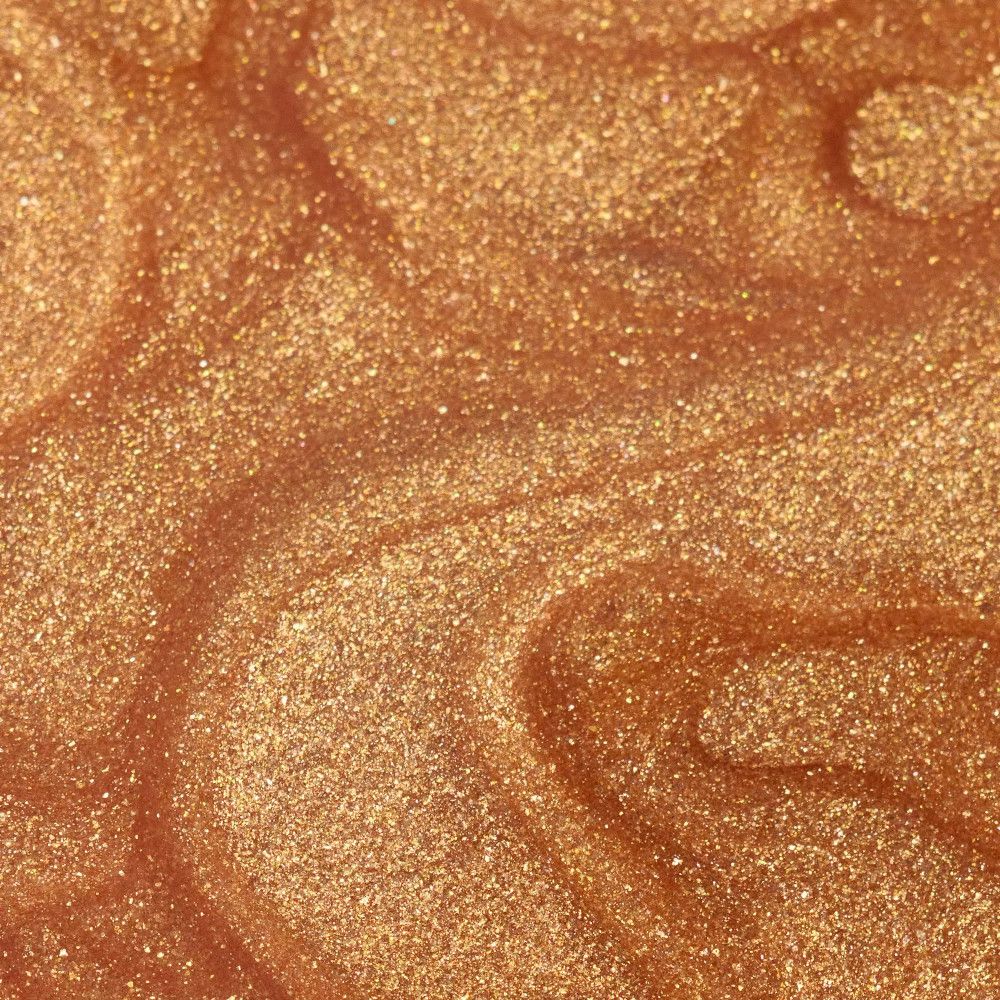 Nahaufnahme von goldfarbenem Trockenöl. Glitzerpartikel und Textur sichtbar.
