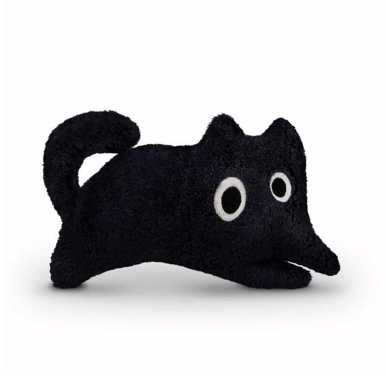 Schwarzes Kuscheltier in Katzenform. Flauschiges Material, weiße Augen. Liegende Position, leicht angewinkelt.