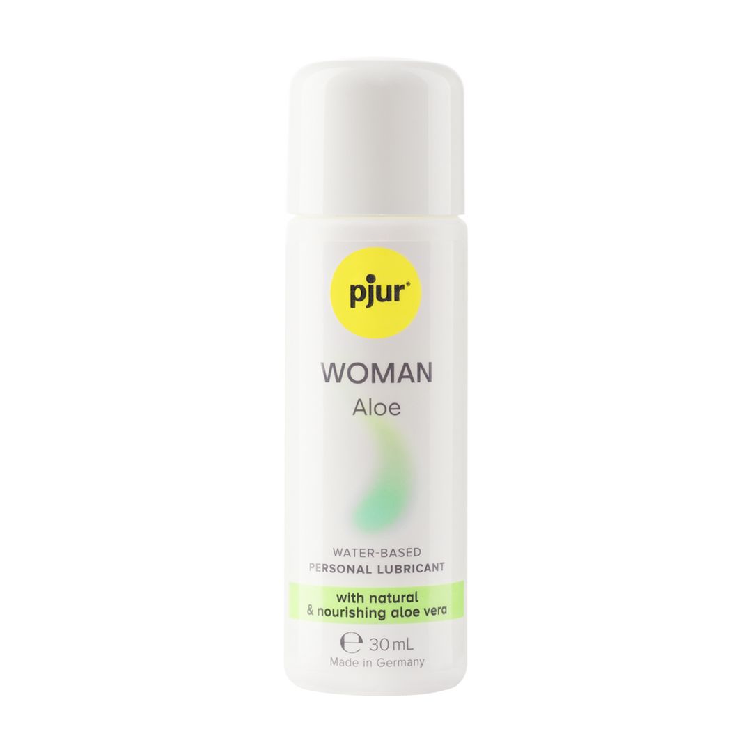 Weißes Fläschchen mit gelbem Logo und grüner Schrift. Text: pjur, WOMAN Aloe, Water-based personal lubricant, with natural & nourishing Aloe Vera, 30 ml.