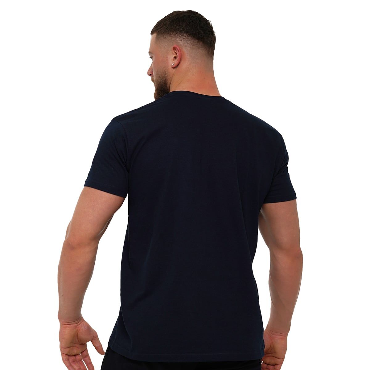 Rückansicht eines Mannes in einem dunkelblauen T-Shirt mit weißem Aufdruck und GymBeam-Logo.