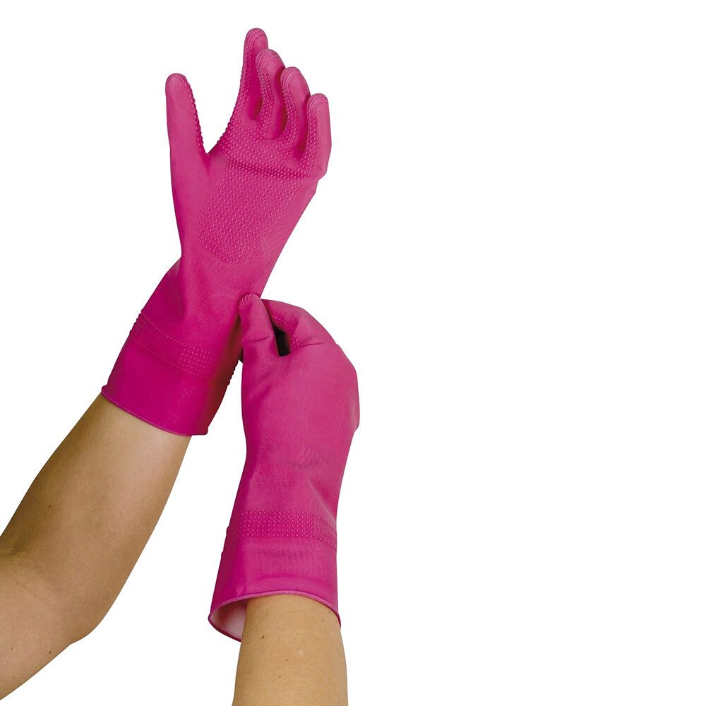 Rosa Gummihandschuhe. Lange Stulpe, geriffelte Oberfläche. Hände tragen die Handschuhe.