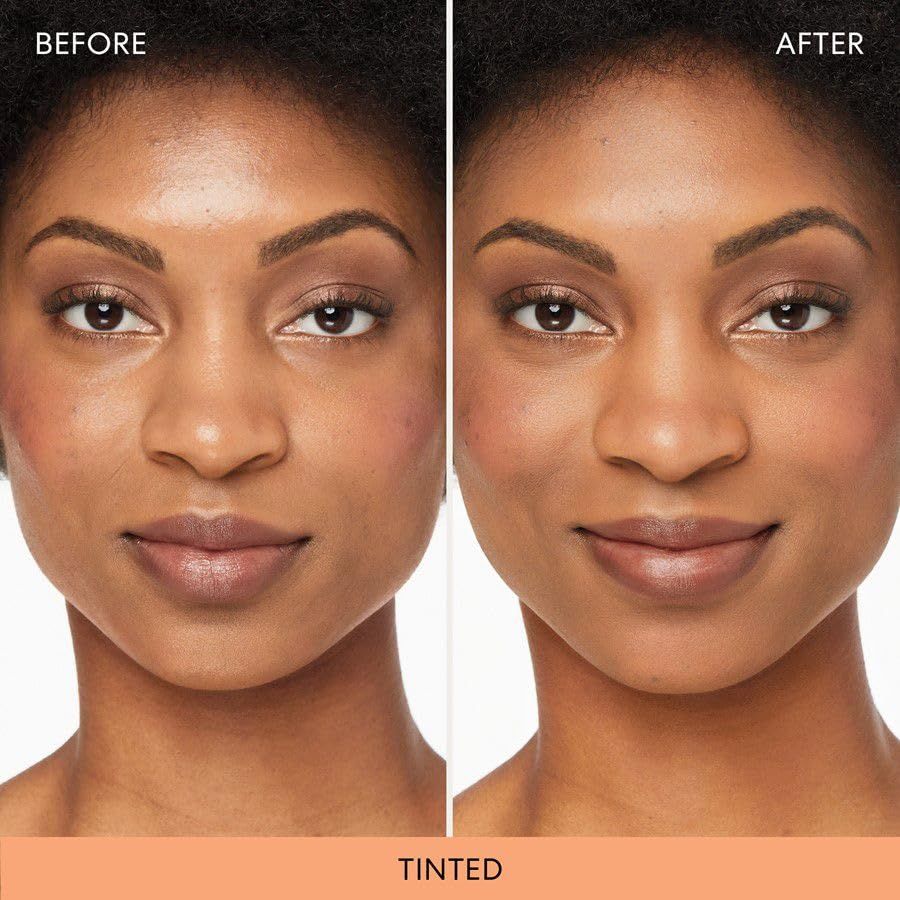 Vorher-Nachher-Vergleich eines Gesichts. Auf der linken Seite steht "BEFORE", rechts "AFTER". Unten steht "TINTED".