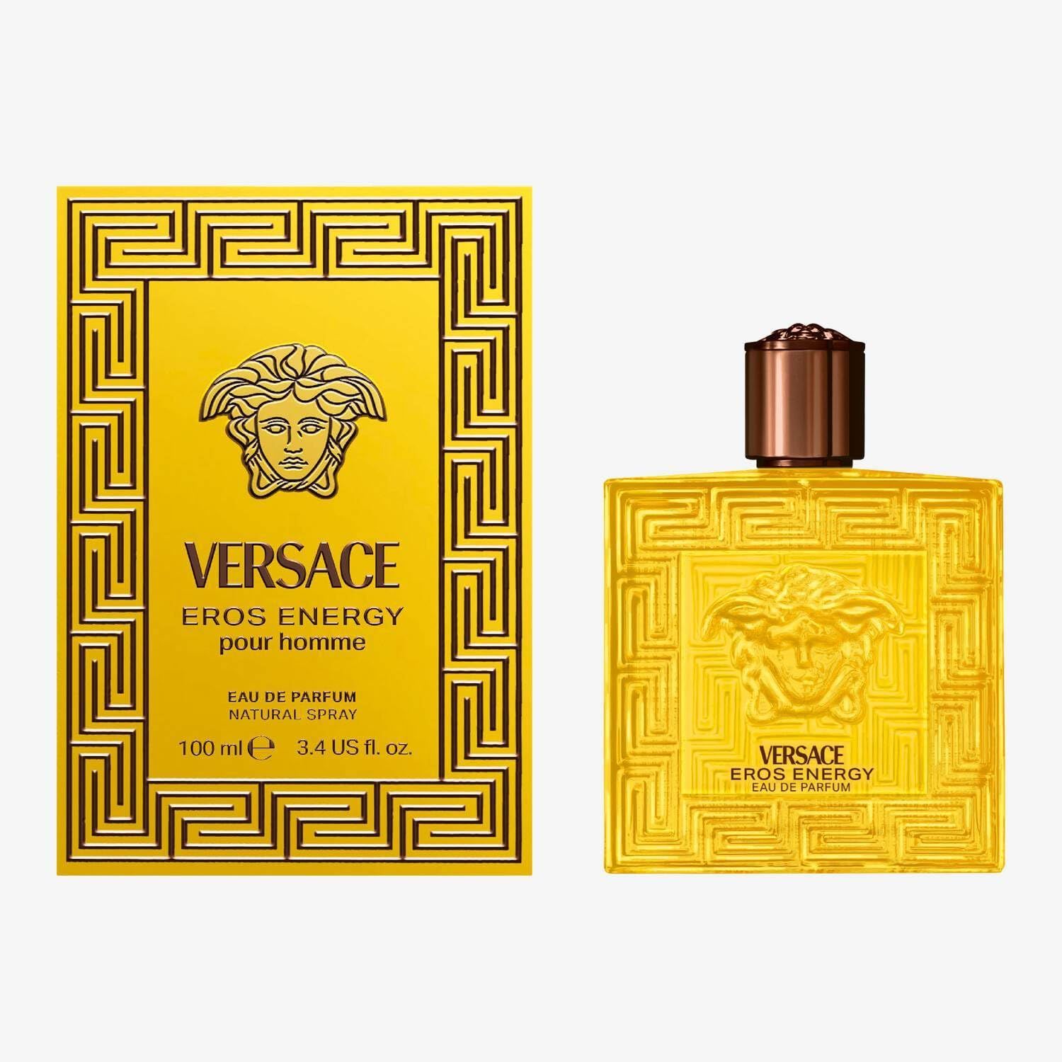 Versace Eros Energy Parfüm und Verpackung. Gelbes Parfüm, quadratisch, goldfarbener Deckel. Verpackung mit geometrischem Muster.