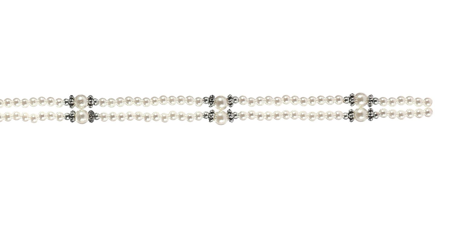 Doppelreihige Brillenkette mit Perlen und silberfarbenen Elementen. Schwarze Brillenhalterungen. Auf weißem Hintergrund.