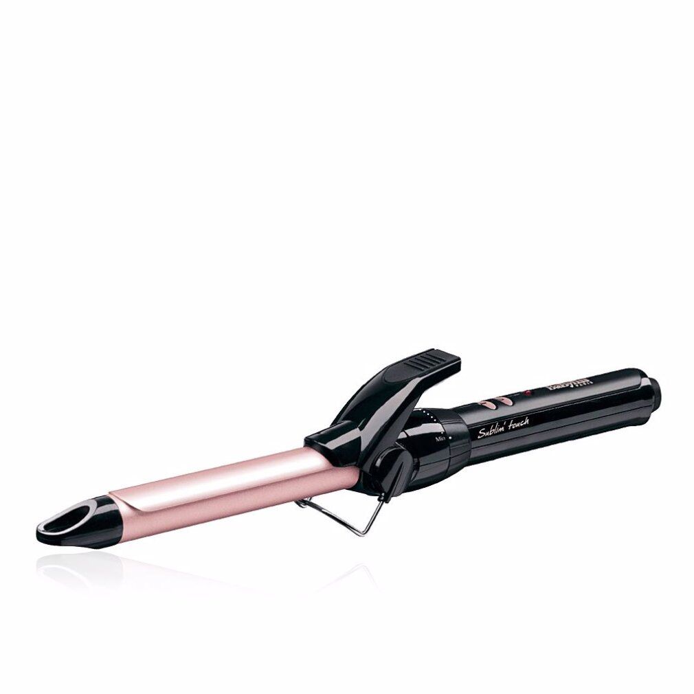 Lockenstab mit rosa Lockenstab und schwarzem Griff. Der Lockenstab hat einen Ständer.