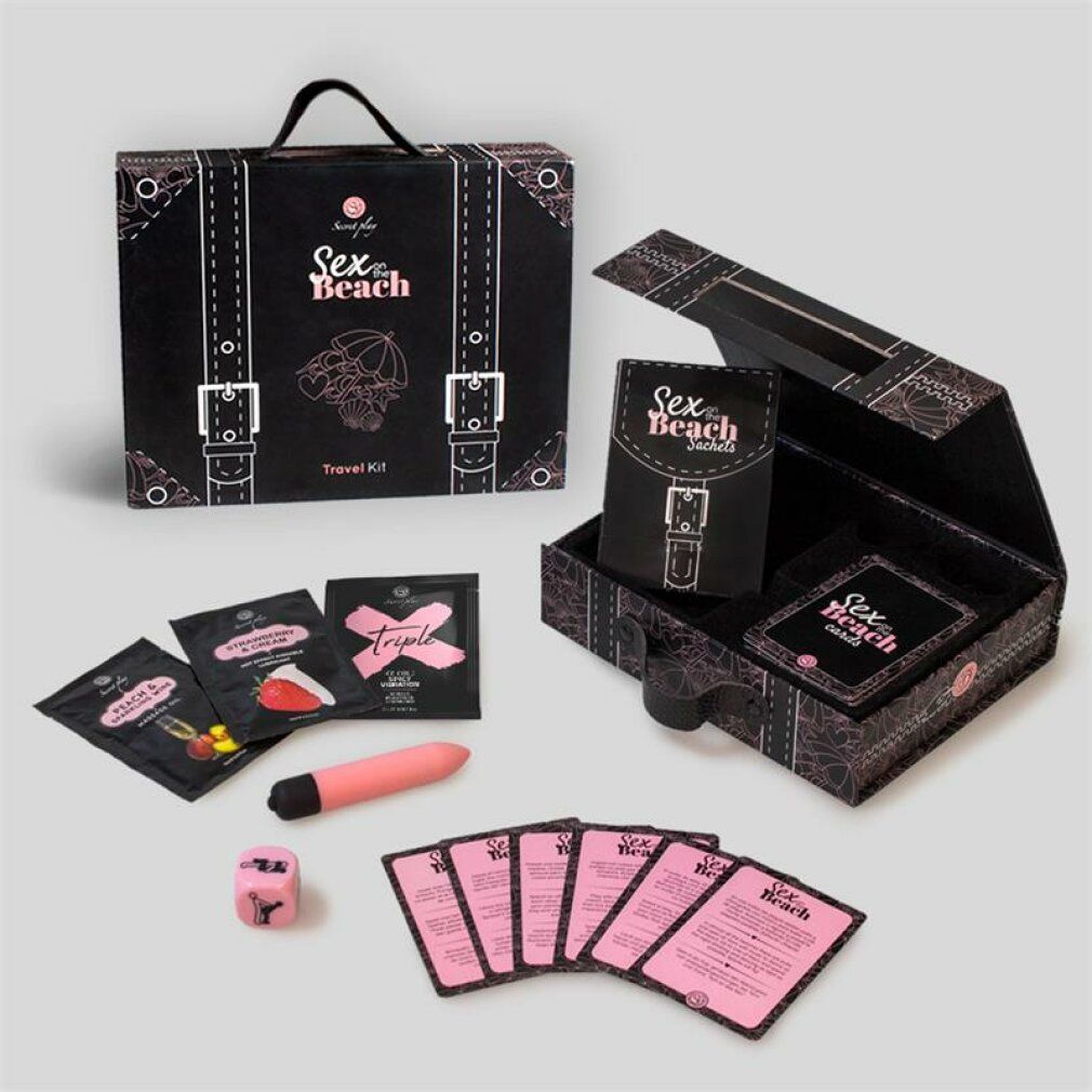 Geöffnete schwarze Kofferbox mit Inhalt. Enthält Karten, Würfel, Vibrator und Beutel. Aufschrift: Sex on the Beach Travel Kit.