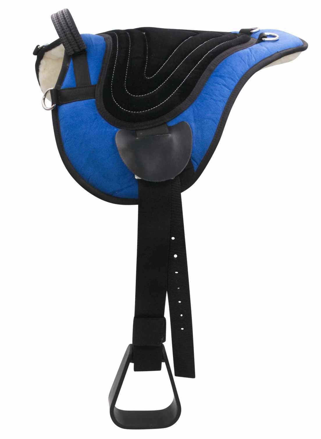 Blauer Sattel mit schwarzem Sitzbereich, Steigbügel und Haltegriff. Metallringe und Befestigungsriemen.