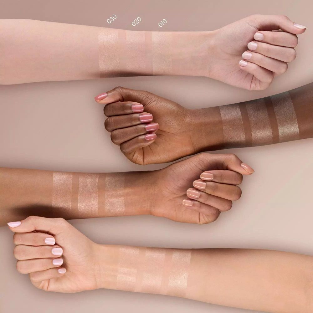 Hände mit Swatches. Verschiedene Hauttöne. Farbnuancen von hell bis dunkel. Produkt-Swatches.