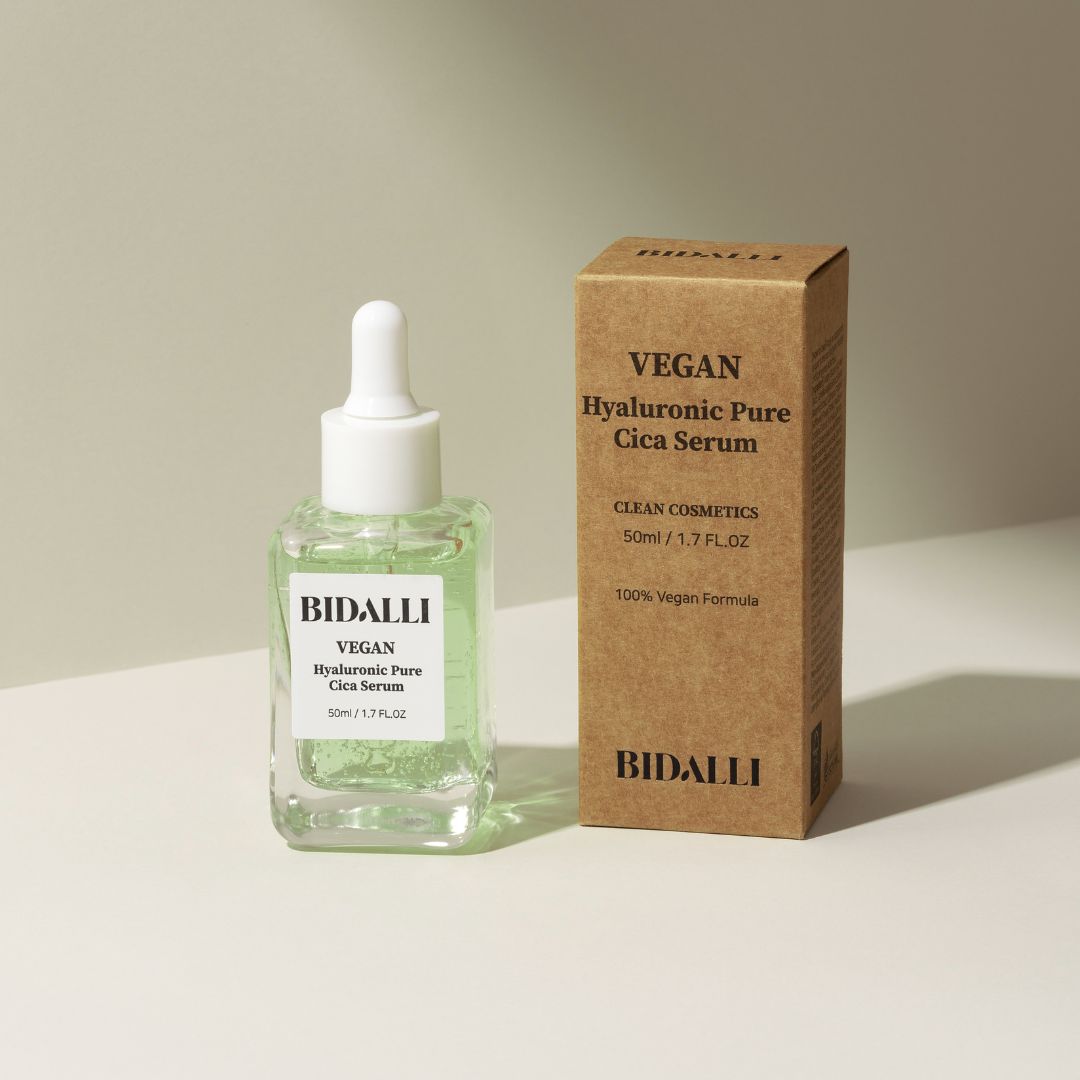 Glasflasche und Karton. Auf der Flasche steht 'Bidalli Vegan Hyaluronic Pure Cica Serum'. Auf dem Karton steht der gleiche Text.