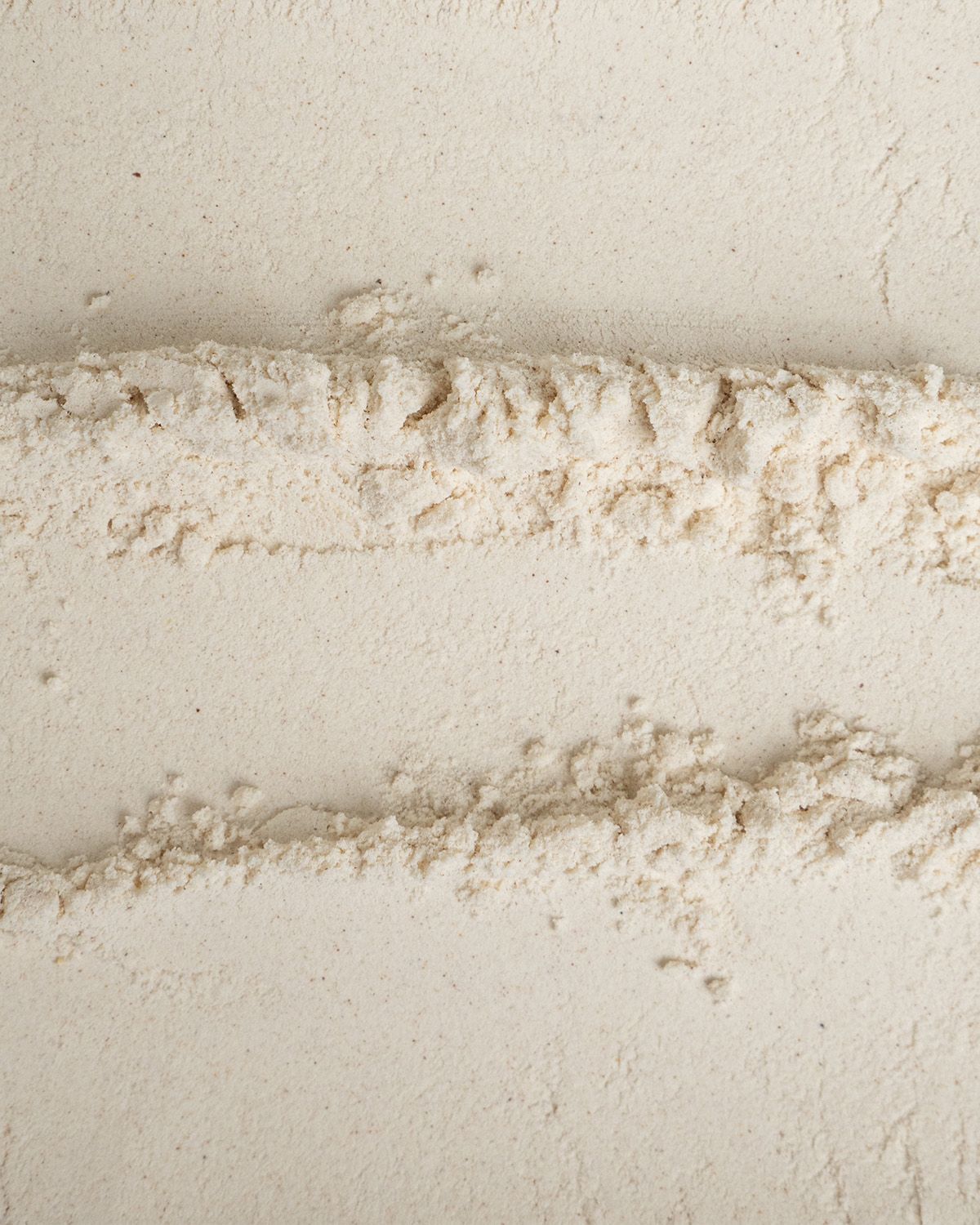 Nahaufnahme von Johannisbrotkernmehl mit Spuren.