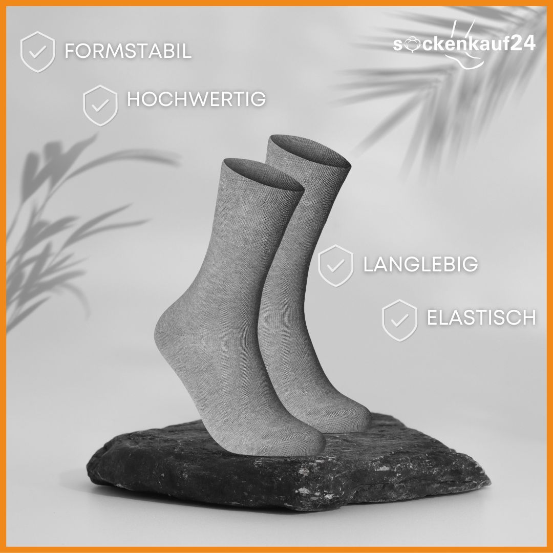 Zwei graue Socken auf Stein. Text: Formstabil, hochwertig, langlebig, elastisch.