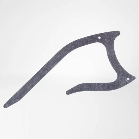 Zwei graue, gebogene Kunststoffteile mit Löchern. Sie sind unterschiedlich geformt.
