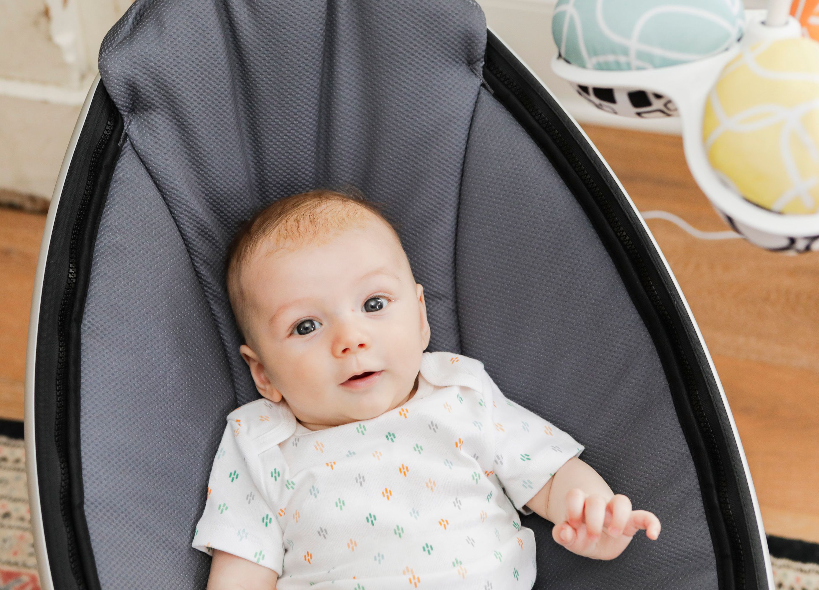 mamaRoo® 4 elektrische Babywippe mit Musik, cool mesh