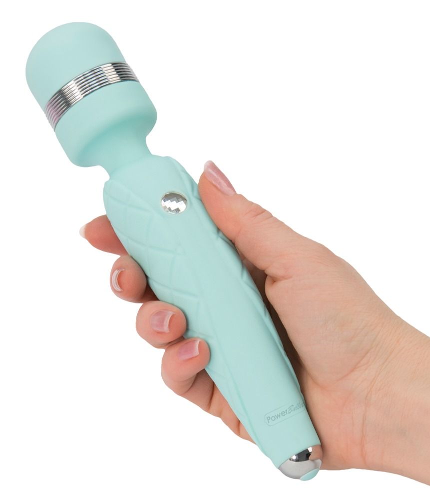 Hand hält türkisen Vibrationsstab 'Cheeky' mit Rautenmuster und Swarovski-Kristall.